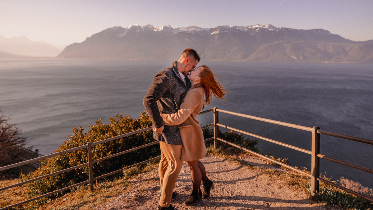 Séance engagement Lavaux : Léa et Rémy à Chexbres sous une golden hour magique